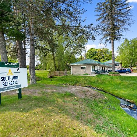 Motel South Arm Retreats à East Jordan Extérieur photo