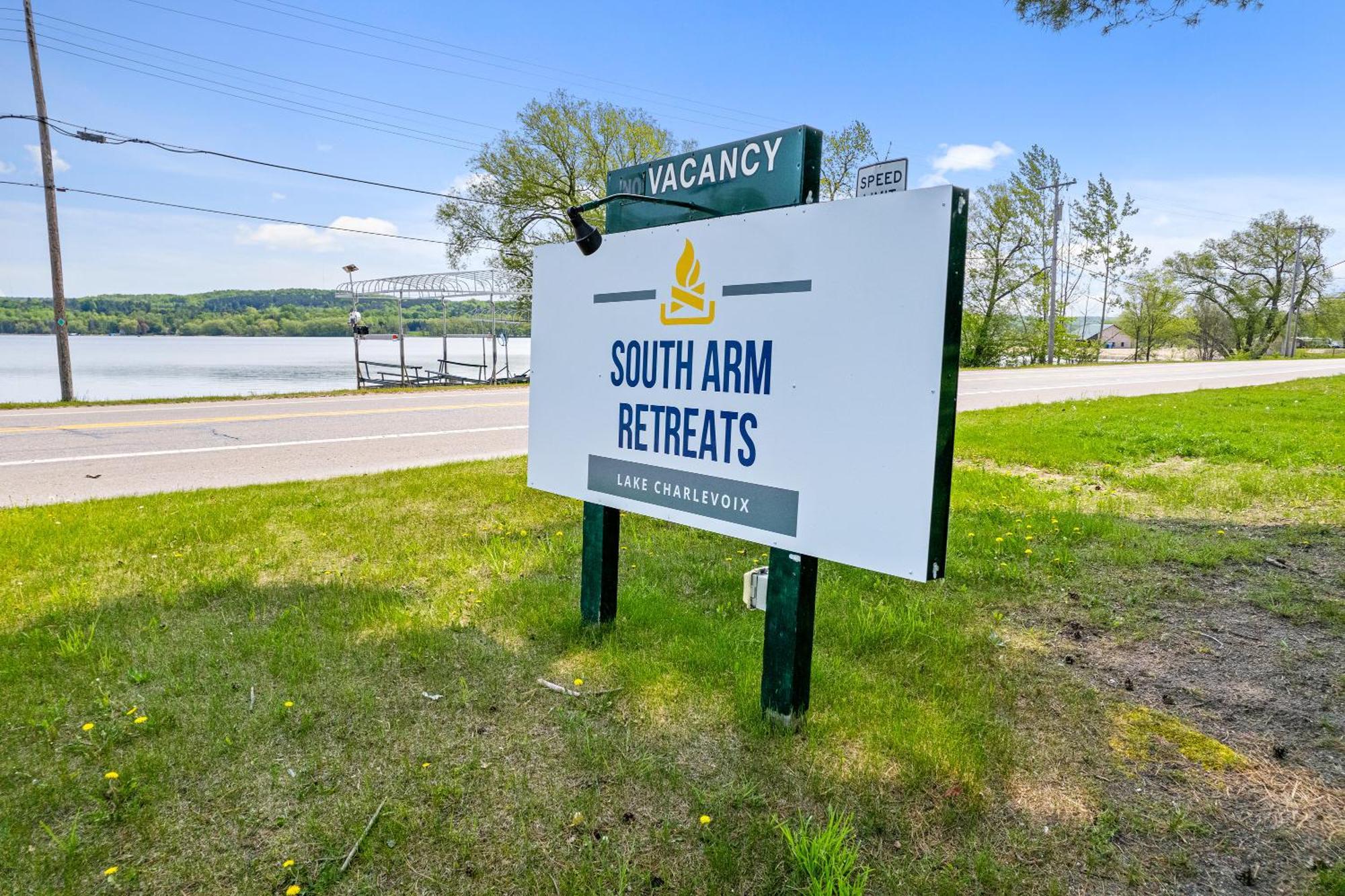 Motel South Arm Retreats à East Jordan Extérieur photo