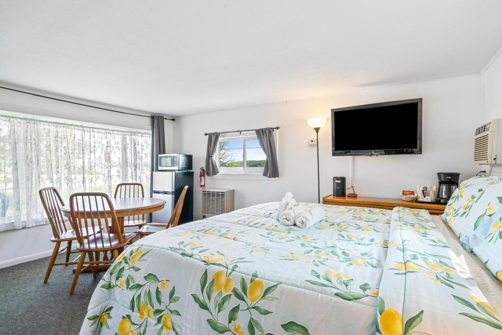 Motel South Arm Retreats à East Jordan Extérieur photo